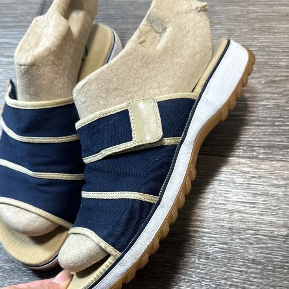 Clarks Navy and Tan Slide Sandals woman’s 8 (b230)